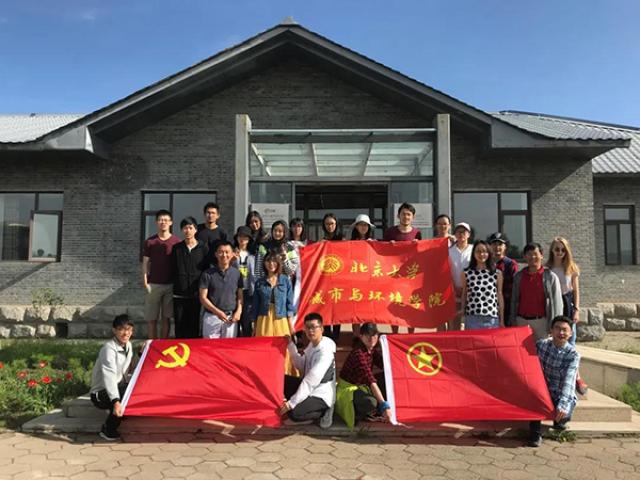 20200602159108536521307010.jpg 塞罕坝森林生态站外合影-文中图.jpg